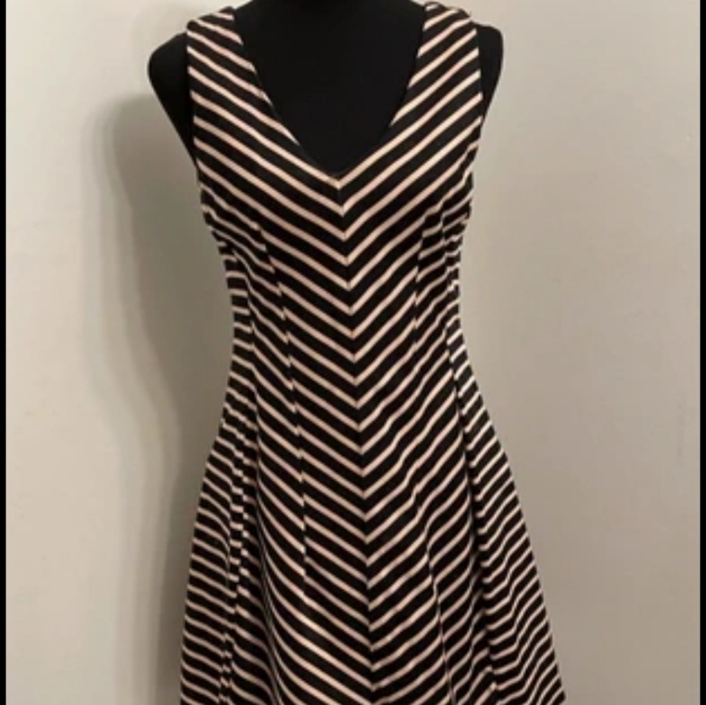🏝️ Ladies' Momentous Black and Tan Chevron Striped Dress L